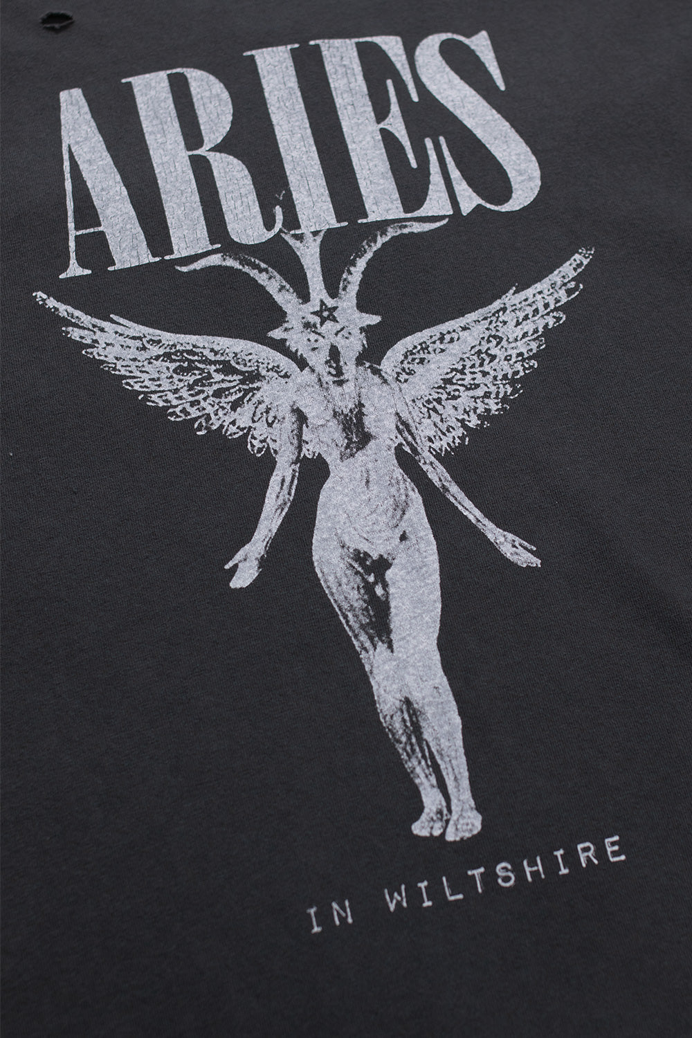 Aries Nirvana T-Shirt Schwarz – Boxy Fit Tee aus 100 % superweicher Baumwolle, gefertigt in Italien, mit distressed Look für einen edgy Streetwear-Style.