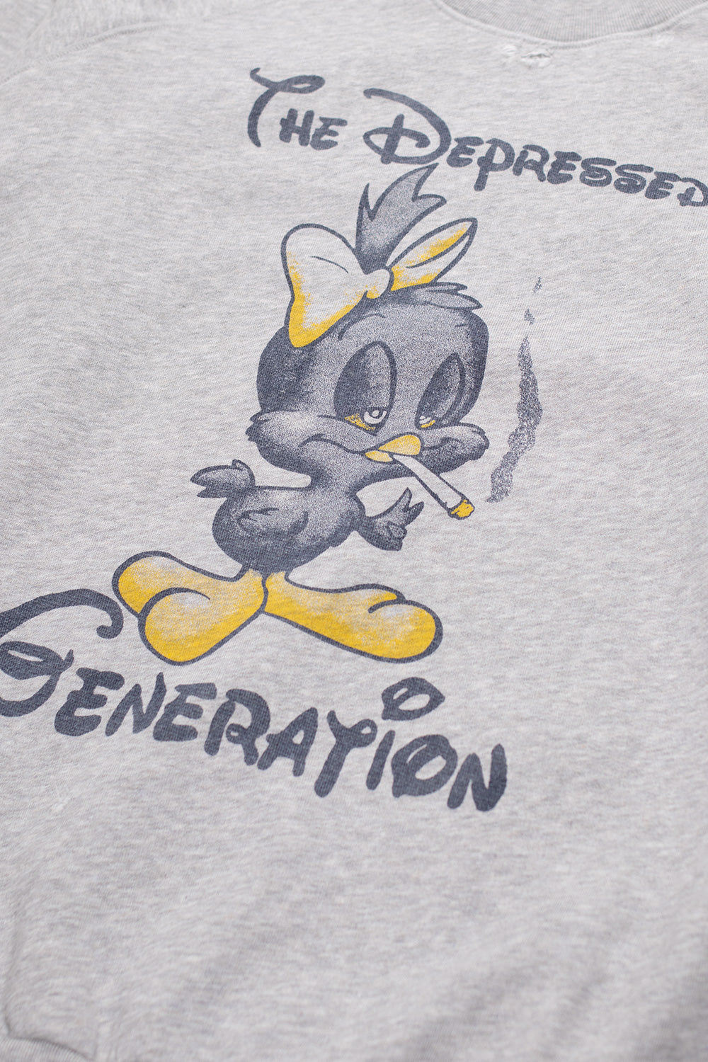 Aries Destroyed Weedie Pie Sweatshirt – Boxy Fit Crewneck in Light Grey Marl mit einzigartigem Farbmuster, gerippten Details und Brustprint, handgefertigt in Italien.