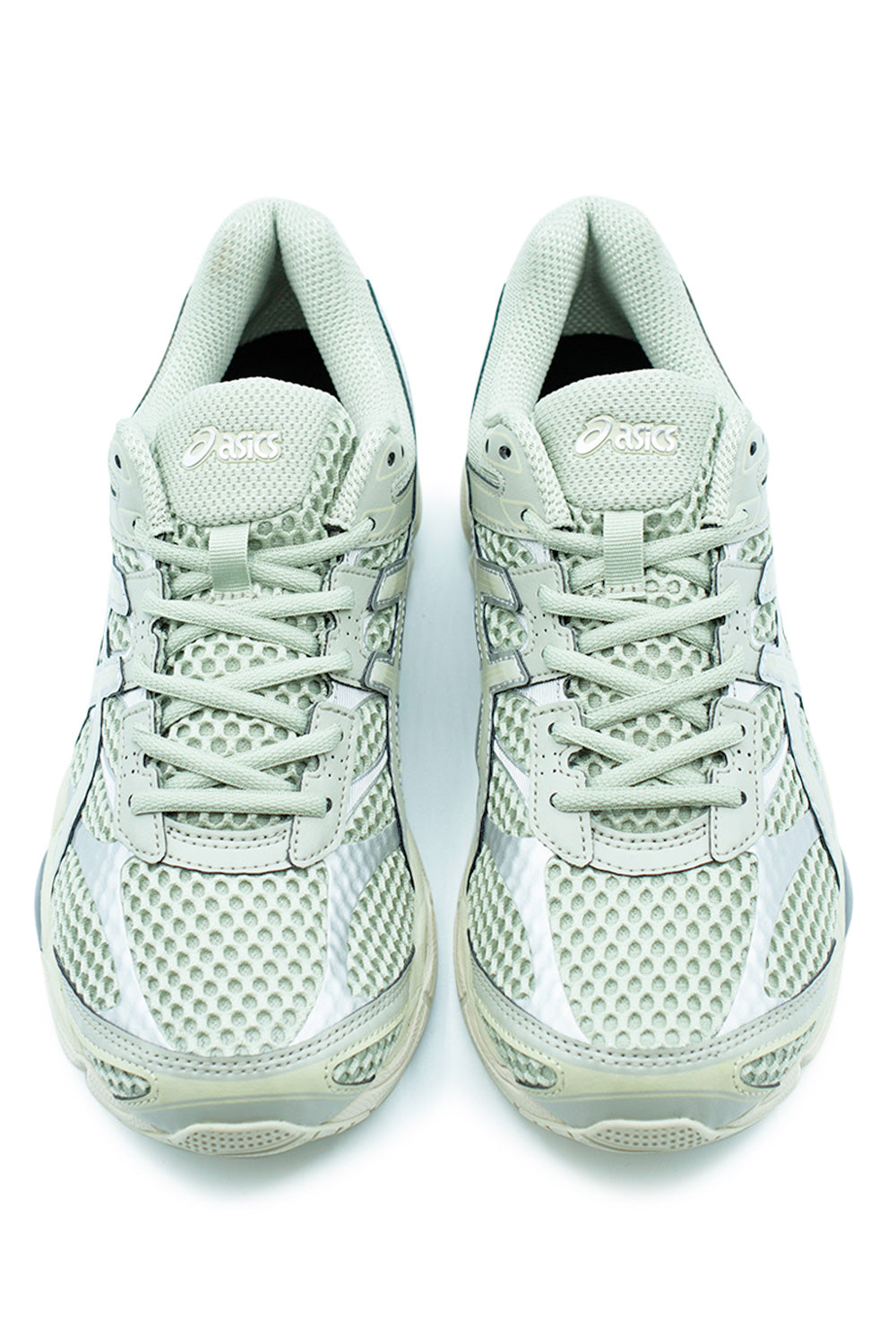 Top view of Asics GEL-Cumulus 16 Dried Leaf Green highlighting ventilated mesh tongue, cushioned collar and classic 2010s performance lacing system.