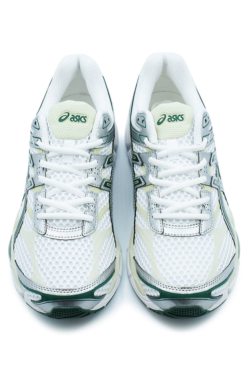 Top-down image of ASICS GEL-CUMULUS 16 in White and Forest Night featuring technical mesh construction, padded tongue and early 2010s performance runner aesthetic