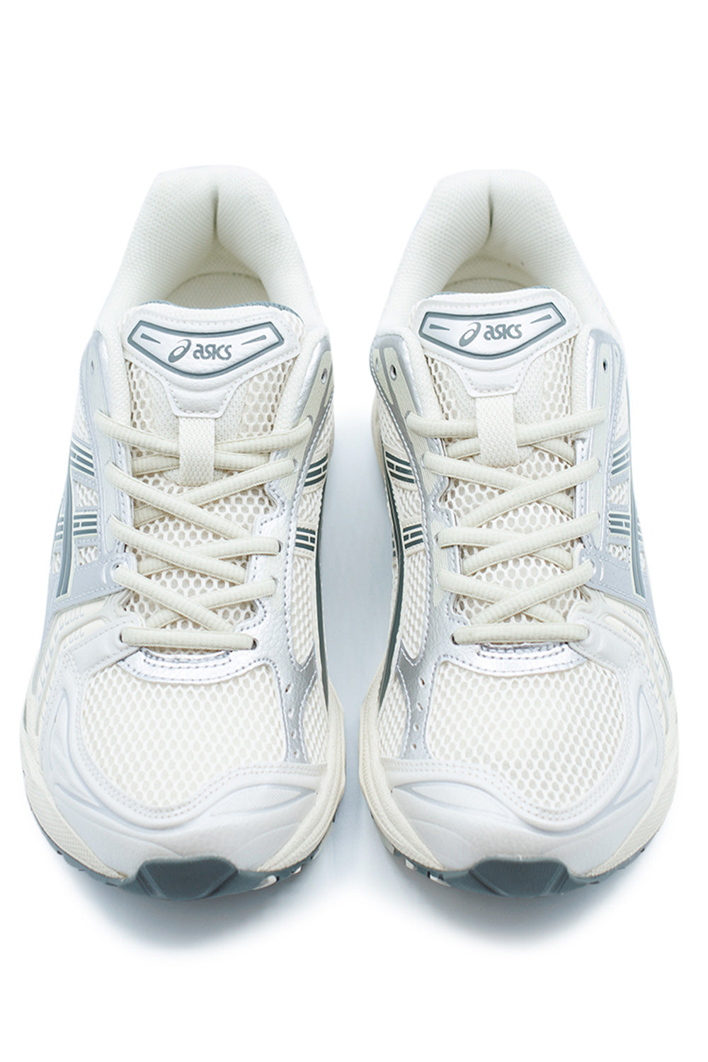 Vorderansicht des Asics GEL-Kayano 14 in Beige und Dunkelgrau mit atmungsaktivem Mesh und strukturellem Design