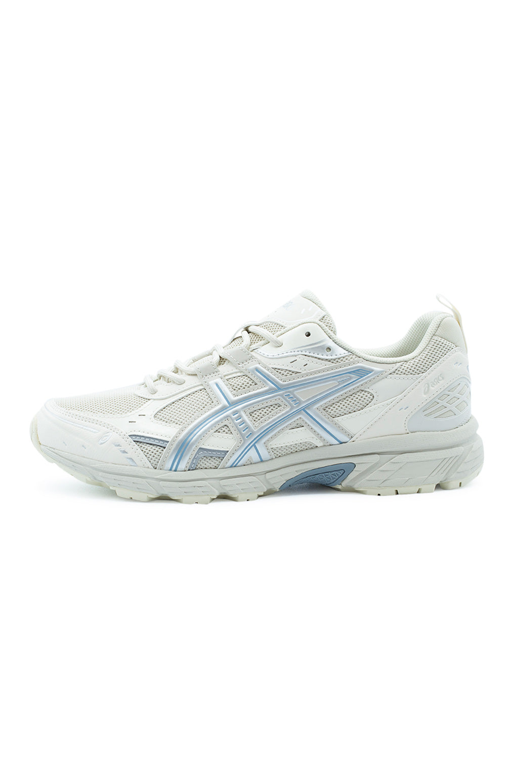 Lateral profile view of the Asics Gel-Nunobiki trail sneaker in light Smoke Grey and Slate Blue, featuring an off-white open-mesh upper, tonal cream synthetic leather overlays, pastel slate-blue tiger stripe outlines, a lightweight foam midsole with rearfoot GEL cushioning, and a trail-ready lugged rubber outsole.