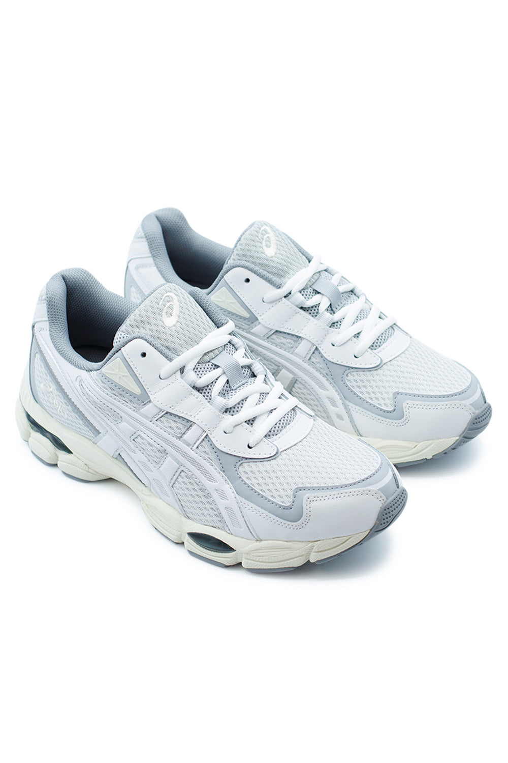 Seitenprofil des Asics GEL-NYC 2055 mit Leder-Mesh-Konstruktion und Performance-inspiriertem Design