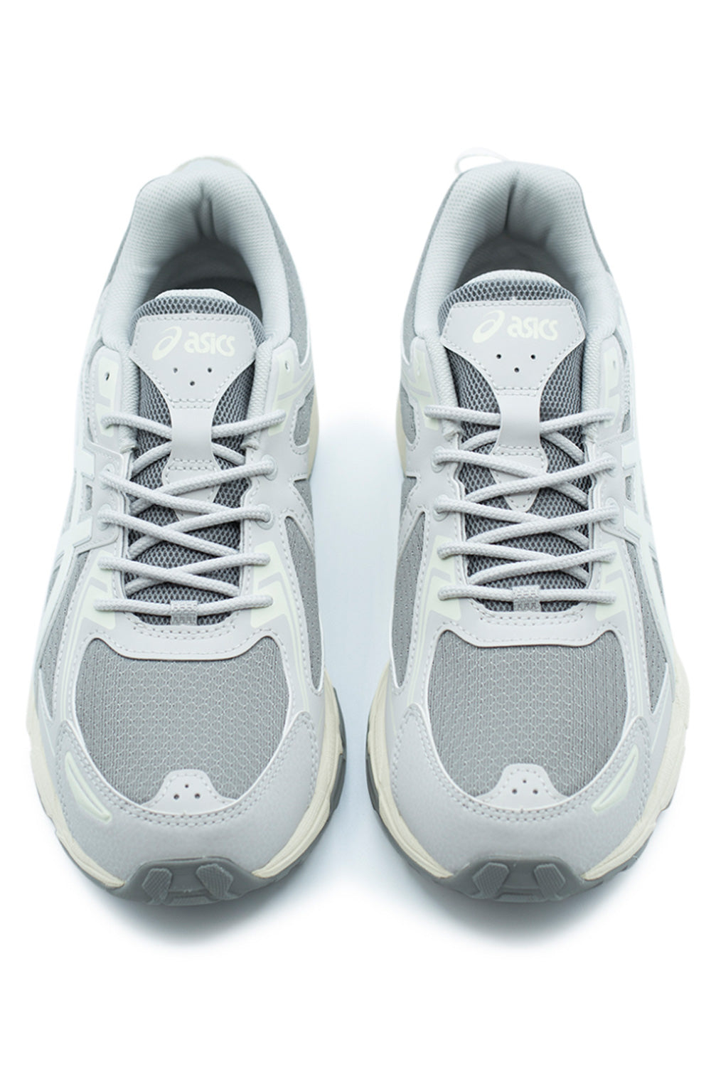 Seitliche Ansicht des Asics GEL-Venture 6 in Clay Grey / Cream mit trailfähiger Außensohle für optimalen Grip.