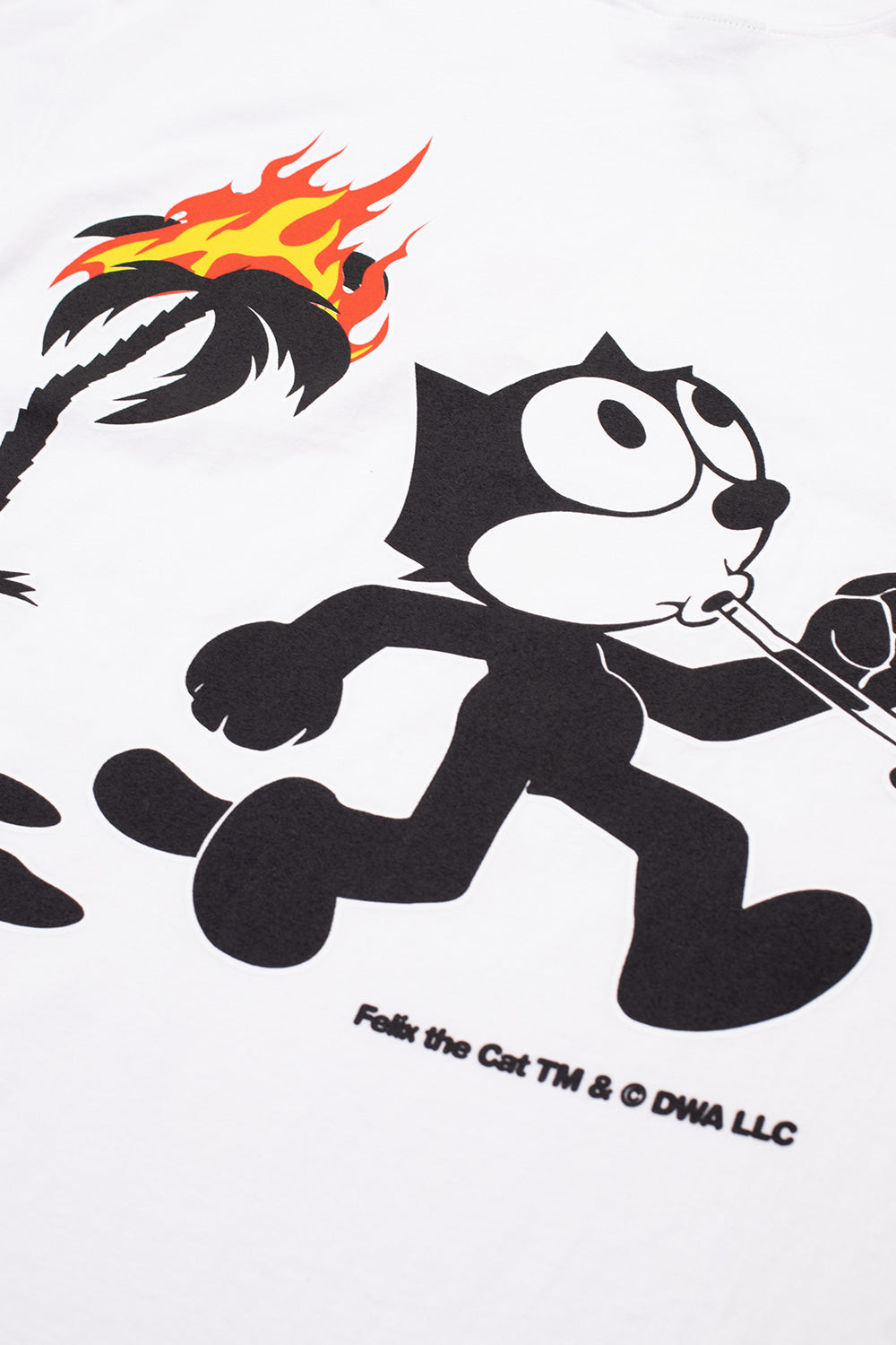 "Detailaufnahme des Babylon LA x Felix the Cat Firestarter T-Shirts – hochwertiger Print auf weichem Baumwollstoff in Weiß"
