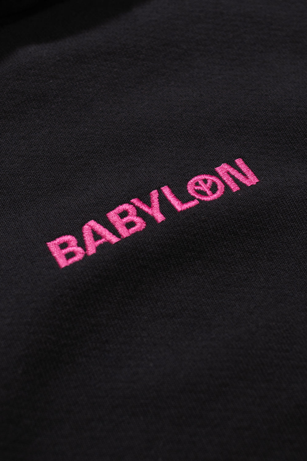 Babylon LA Logo Hoodie Schwarz – Oversized-Hoodie mit hochwertiger Logo-Stickerei in Magenta, weichem Baumwollstoff und lässiger Passform für einen modernen Streetwear-Look.