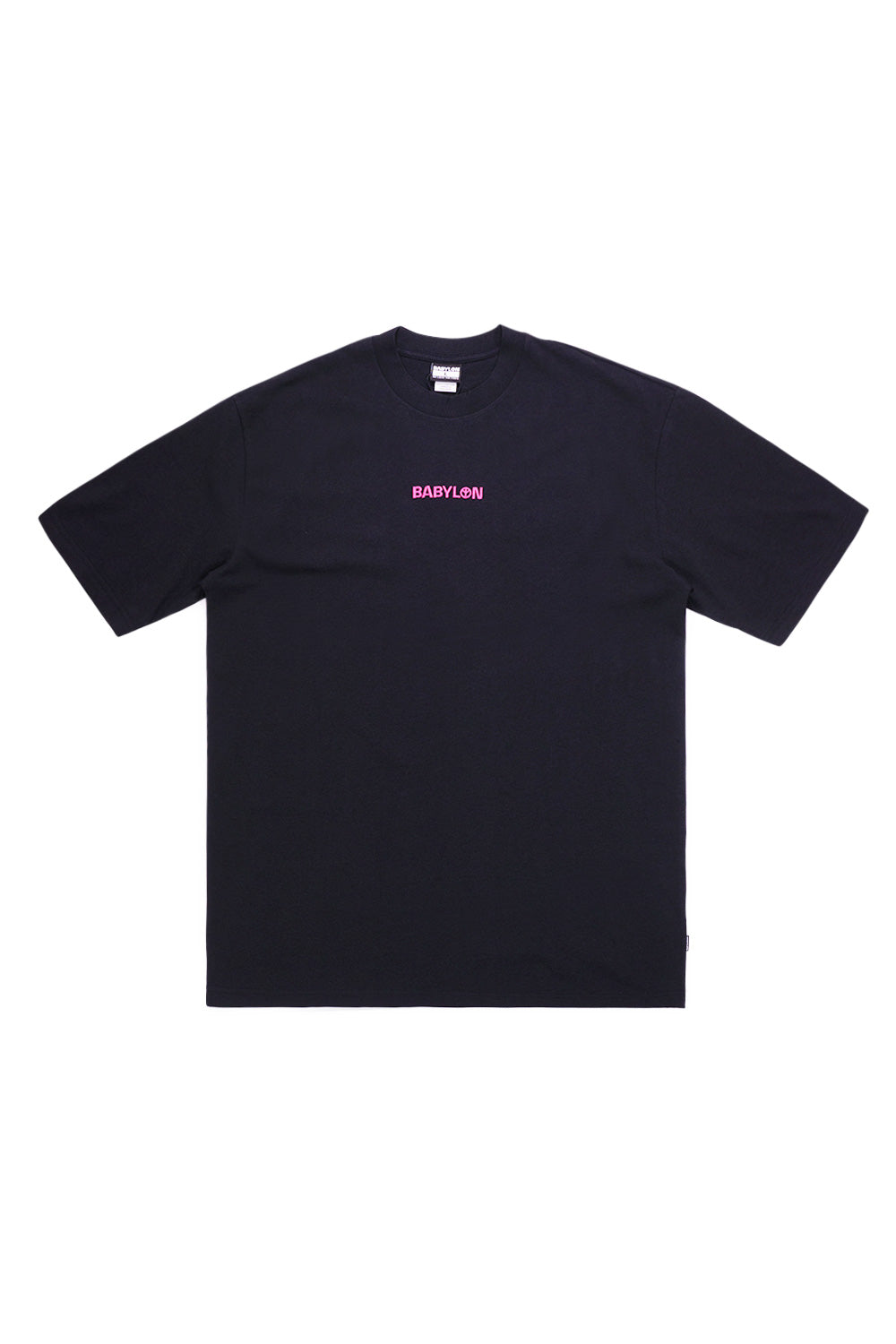 Babylon LA Shop T-Shirt Black – Hochwertiges 6.5 oz Heavyweight-Baumwollshirt mit oversized Fit und gesticktem magentafarbenem Logo auf der Brust.
