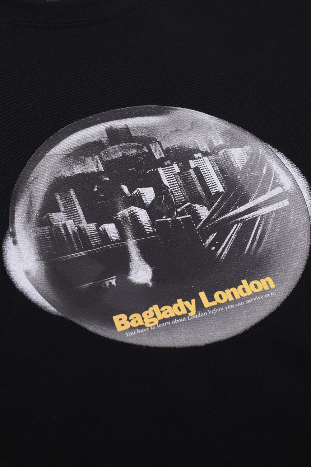 "Detailaufnahme des Baglady Survive London T-Shirts – hochwertige Baumwolle und detaillierter 'Survive London' Druck für angesagten Streetstyle"