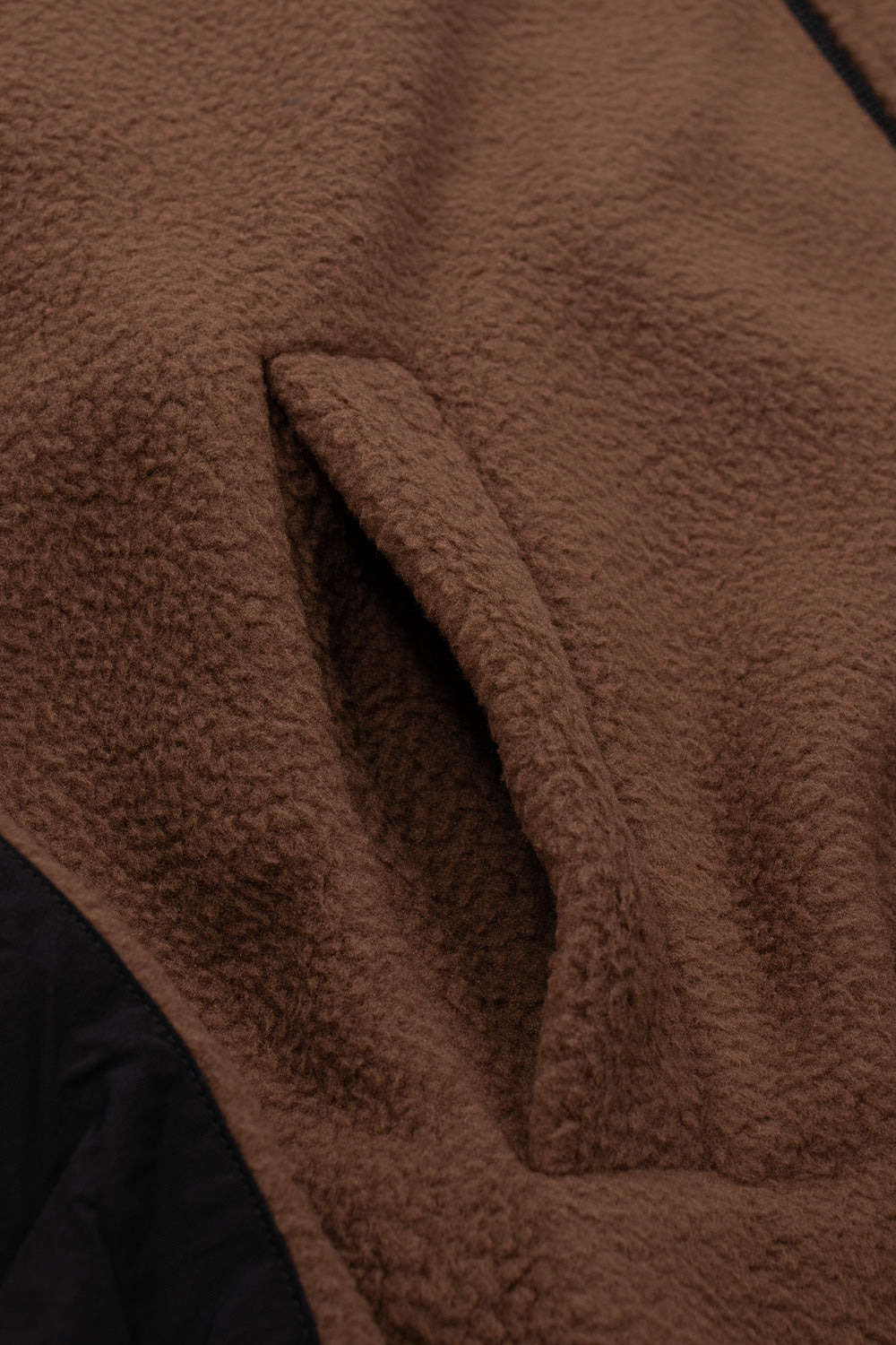 "Seitenansicht des Baglady Zip-Up Fleeces – lockere Passform und hochwertige Verarbeitung für Alltag und Outdoor-Aktivitäten"