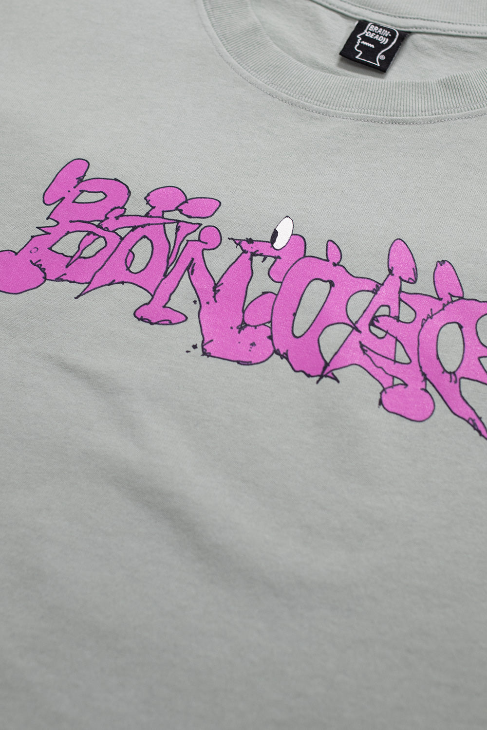 Seafoam-farbenes Graphic T-Shirt von Brain Dead mit subversivem Design und Rundhalsausschnitt