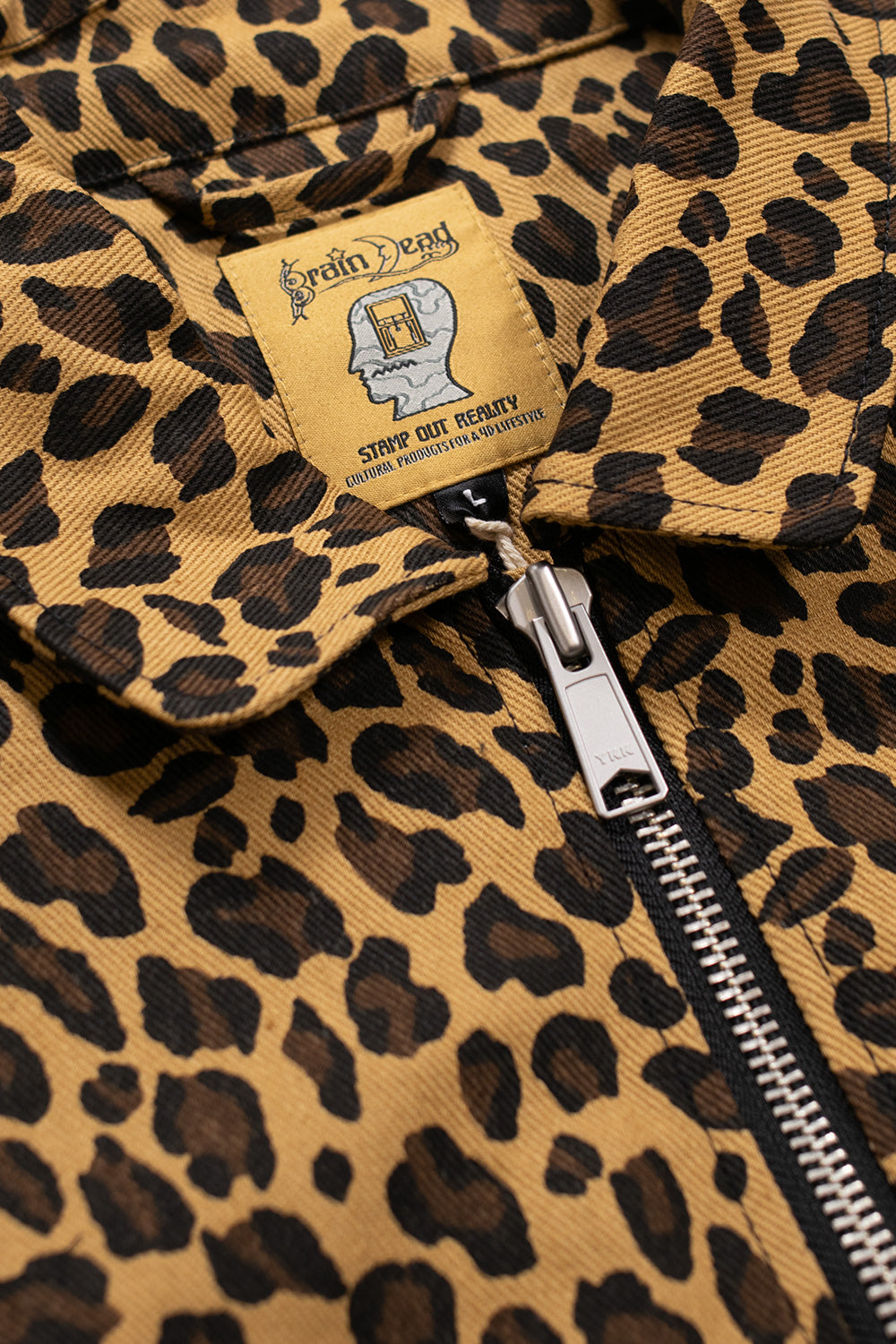 Leopardenjacke von Brain Dead – Gefütterte Twill-Fliegerjacke mit kastigem Schnitt, Logo-Schriftzug und elastischen Abschlüssen.