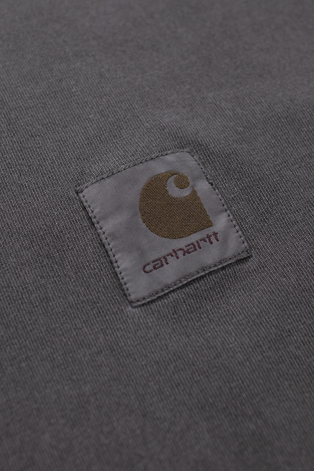 Carhartt WIP Nelson Tee Graphite – Leichtes 195 g/m² Baumwollshirt mit atmungsaktivem Jersey-Stoff und ikonischem Square Label auf der Brust.