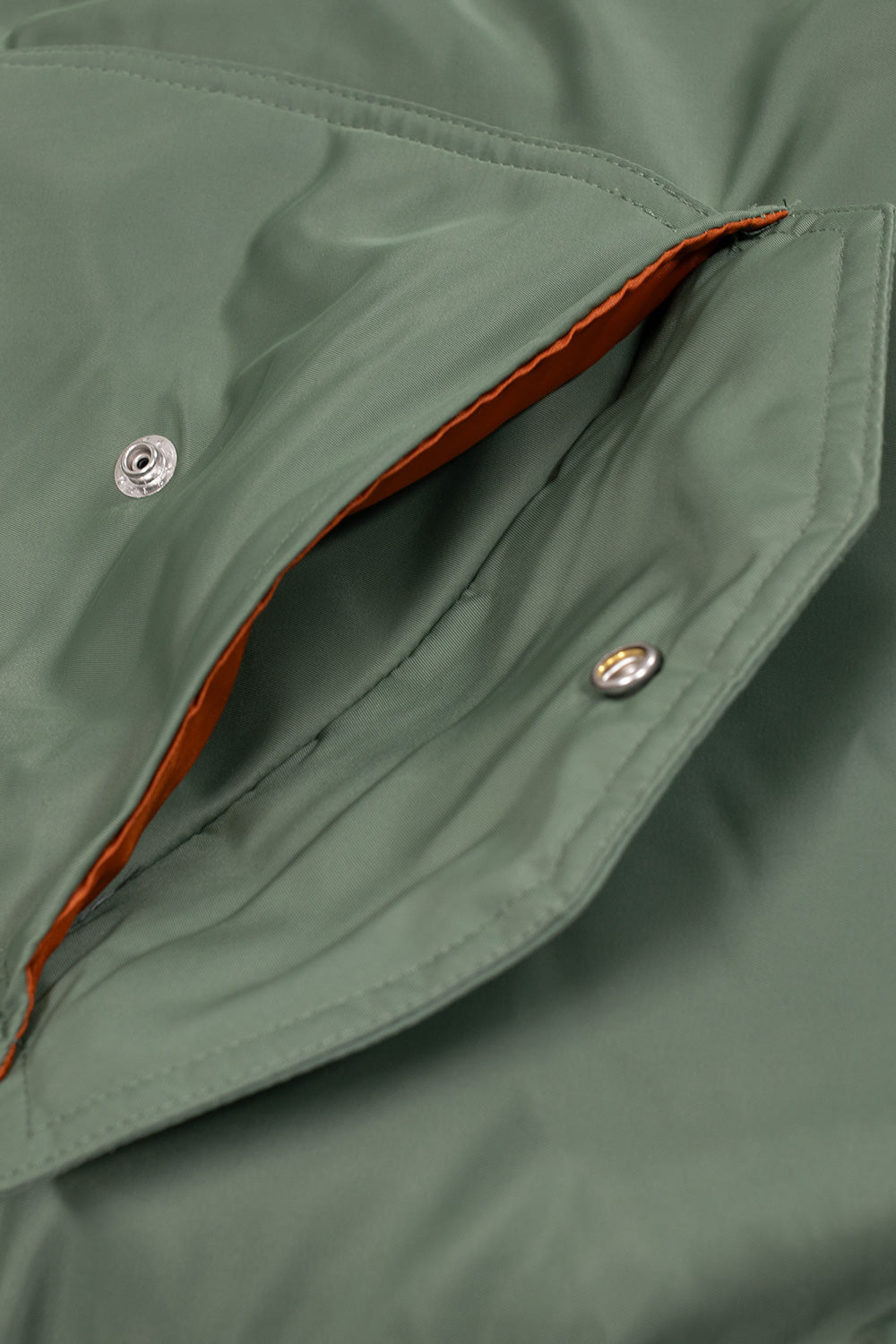 "Seitenansicht der Carhartt WIP Olten Bomber Jacket in Duck Green/Turmeric – funktionale Seitentaschen und lässige Passform für Workwear-inspirierte Outfits"