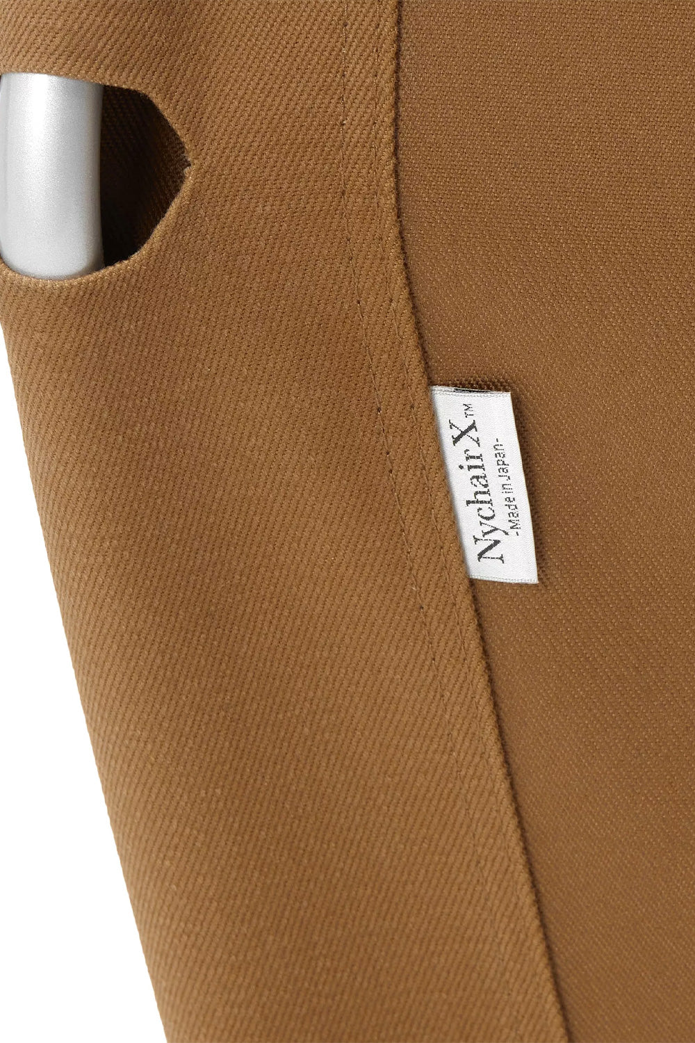 "Detailaufnahme des Carhartt WIP x NYChair in Hamilton Brown – langlebiges Canvas-Material mit Carhartt-Branding und hochwertiger Verarbeitung"