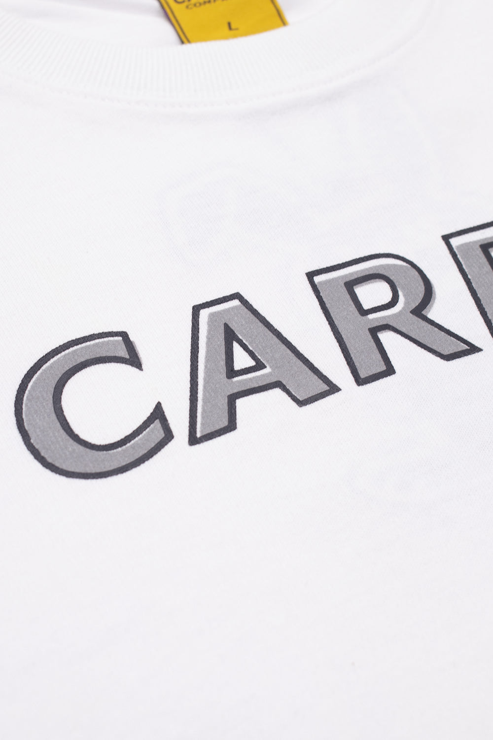 "Stylisches Carpet Company T-Shirt – Weißes Shirt mit grauem Misprint-Design für trendige Looks"