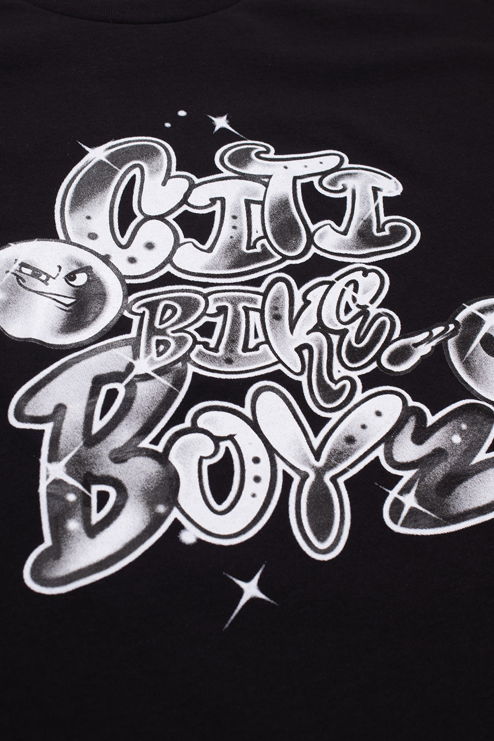 "Detailansicht des Citibikeboys Airbrush County Fair T-Shirts in Schwarz – auffälliges grafisches Airbrush-Motiv auf hochwertigem Stoff"