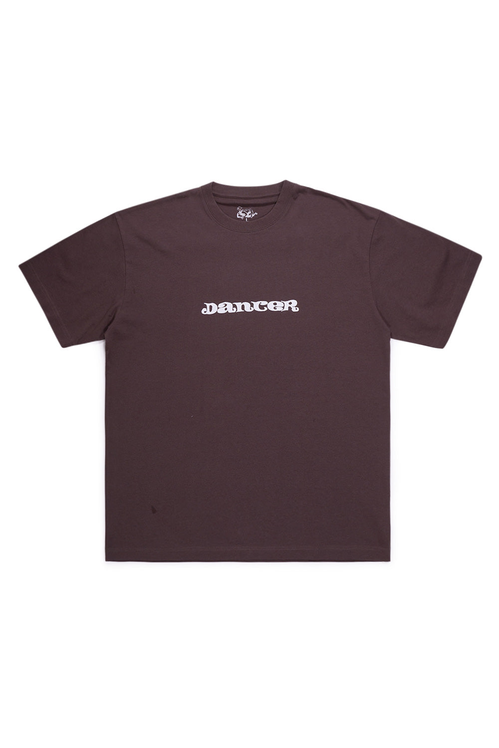 Dancer 70s Logo T-Shirt Brown – Braunes T-Shirt aus 100 % Bio-Baumwolle mit 260 g/m² Jersey-Stoff, Retro-inspiriertem 70s-Logo-Print auf der Brust und nachhaltiger Herstellung in Portugal.
