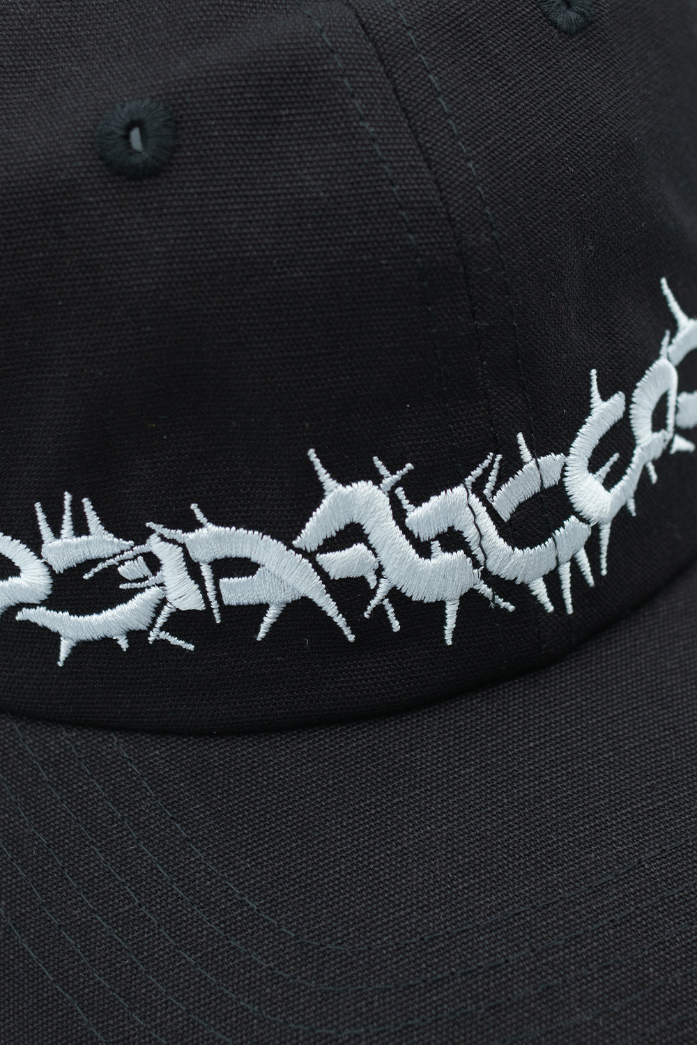 Stylische Dancer Crown Cap Black, gefertigt aus weicher Baumwolle, mit markanter Stickerei eines Dornenkranzes, klassischer Passform und praktischem Schweißband im Inneren.
