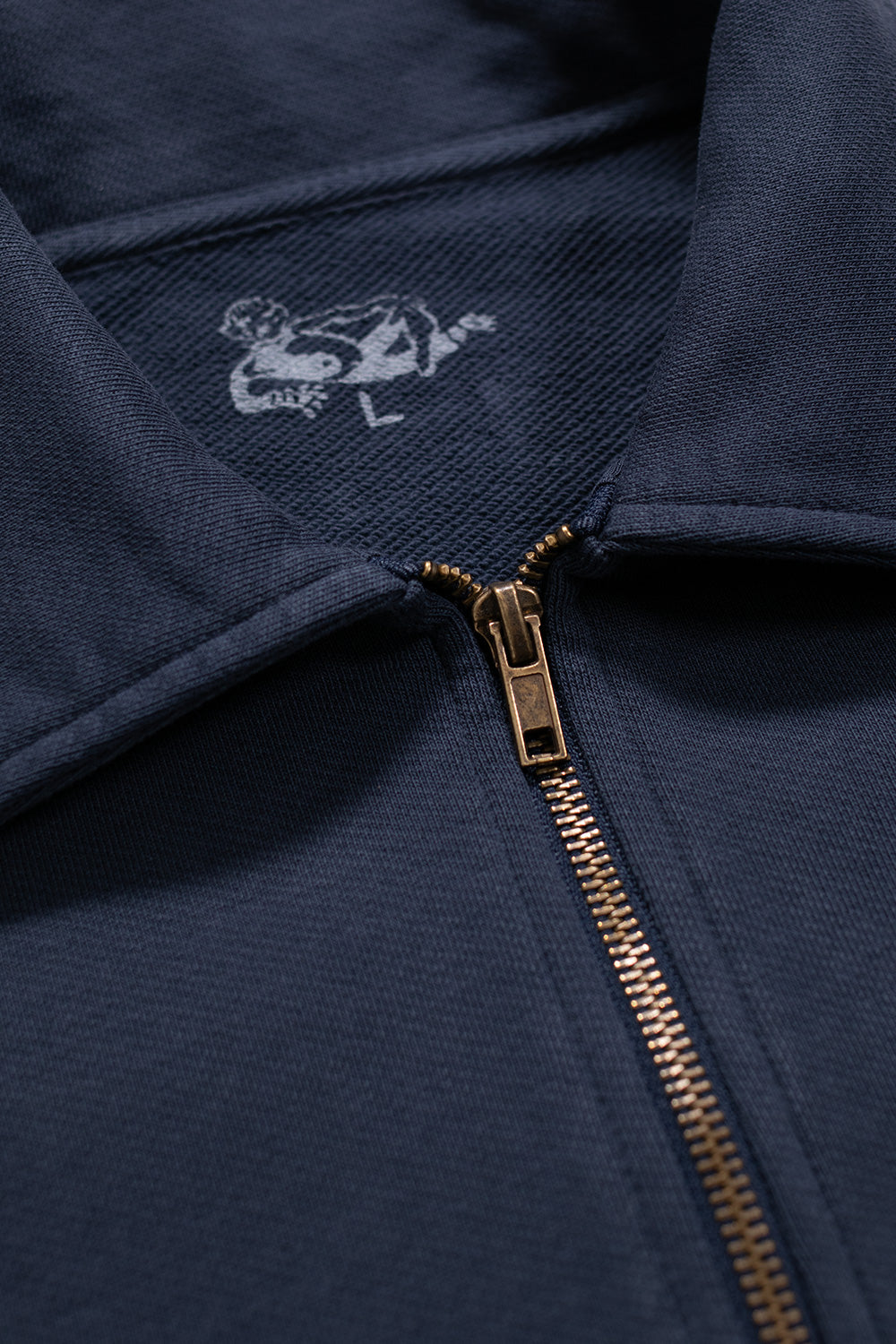 Navy Half Zip Shirt von Dancer aus schwerem, vorgeschrumpftem Baumwolljersey mit markanter weißer Kontrastnaht, seitlichem Print und hochwertiger Verarbeitung – Nachhaltig produziert in Portugal.
