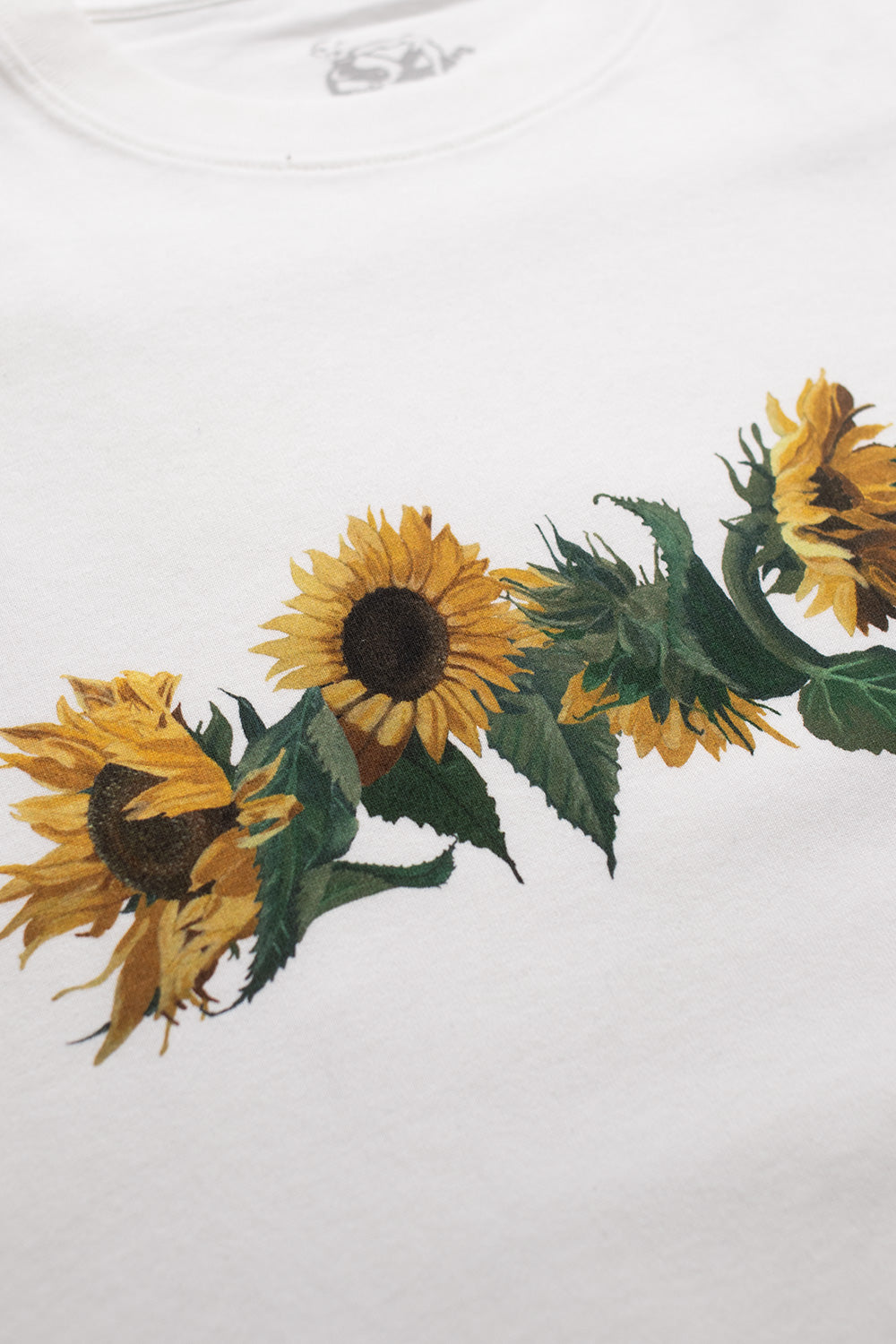 Weißes Dancer Sunflower T-Shirt aus schwerer, vorgeschrumpfter Bio-Baumwolle mit farbenfrohem Brust-Print – Hochwertiges und umweltfreundliches Design, made in Portugal.