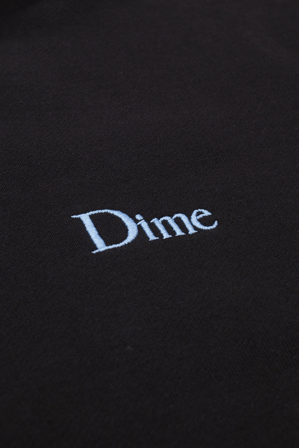 Dime Hoodie Schwarz mit kleinem Logo – stylischer Kapuzenpullover für lässige Urban-Looks und hohen Tragekomfort