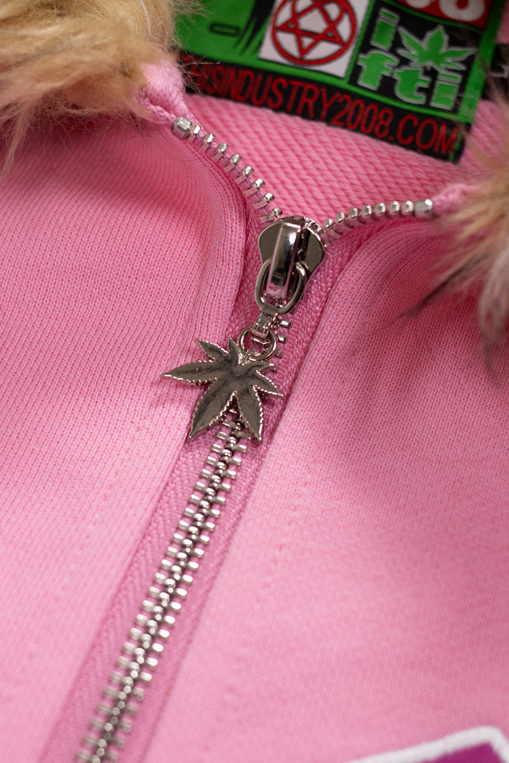8Cube Fur Hood Zip Up Pink by Fuck This Industry – Trendige rosa Kapuzenjacke mit Kunstpelzdetails und auffälliger Grafik