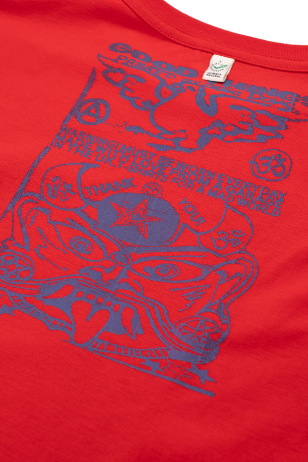 "Good Things Dystopia T-Shirt Rot – lässiger Schnitt und hochwertiges Material"
