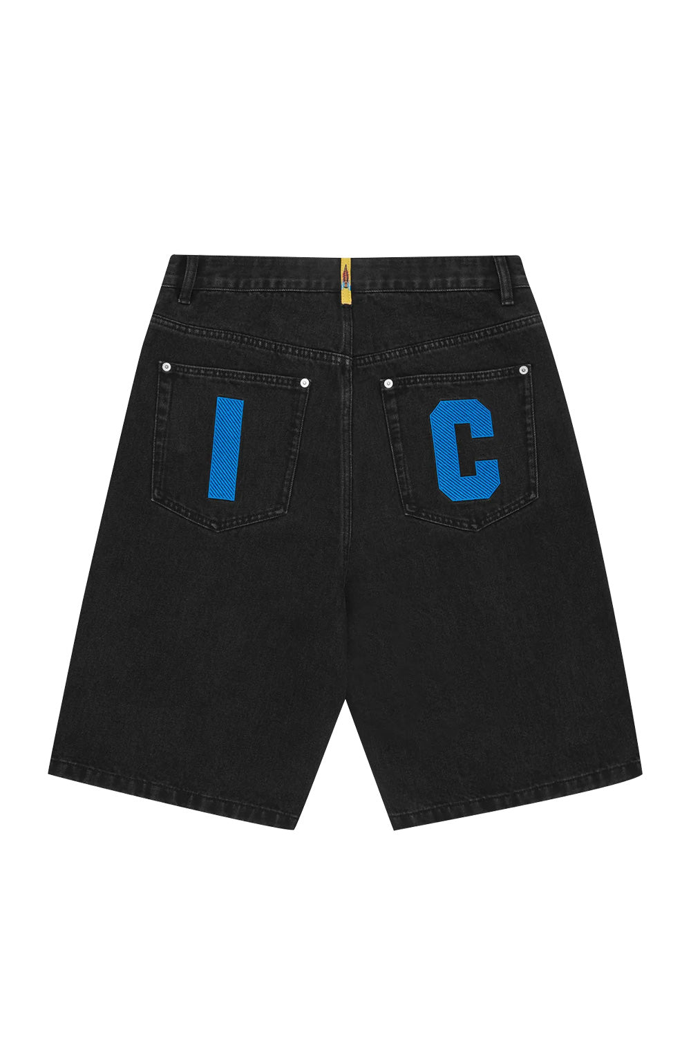 Hinteransicht der IceCream Shorts mit Stickereien auf beiden Gesäßtaschen – urbaner Look mit hochwertigen Details.