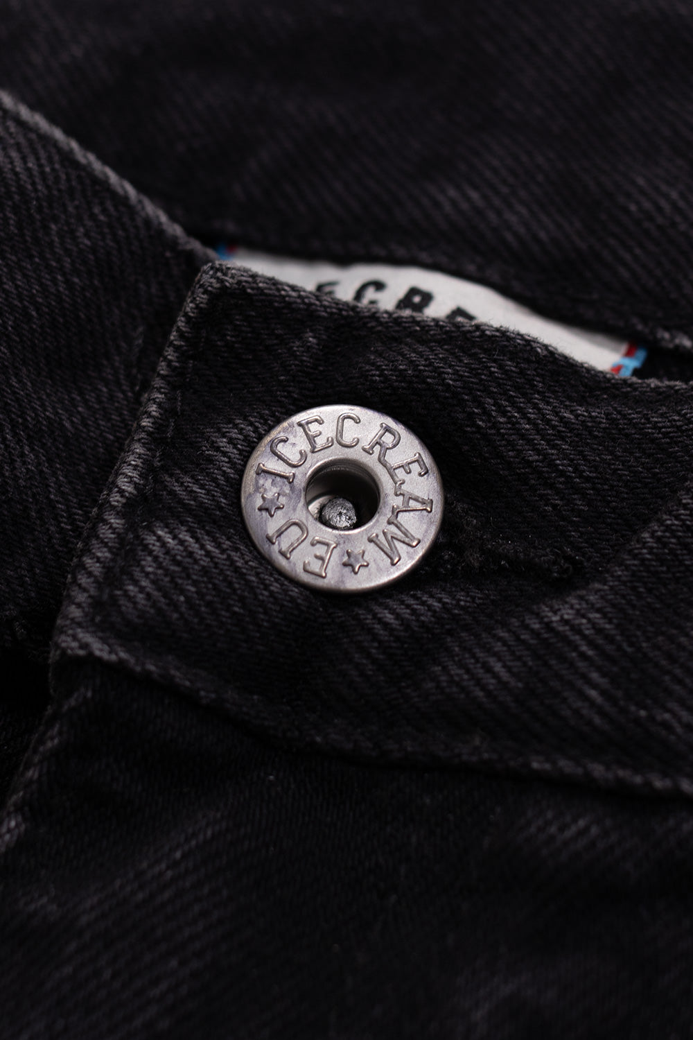 Weit geschnittene schwarze Jeansshorts von IceCream mit Stickerei am Coin Pocket – ideal für sommerliche Streetwear.