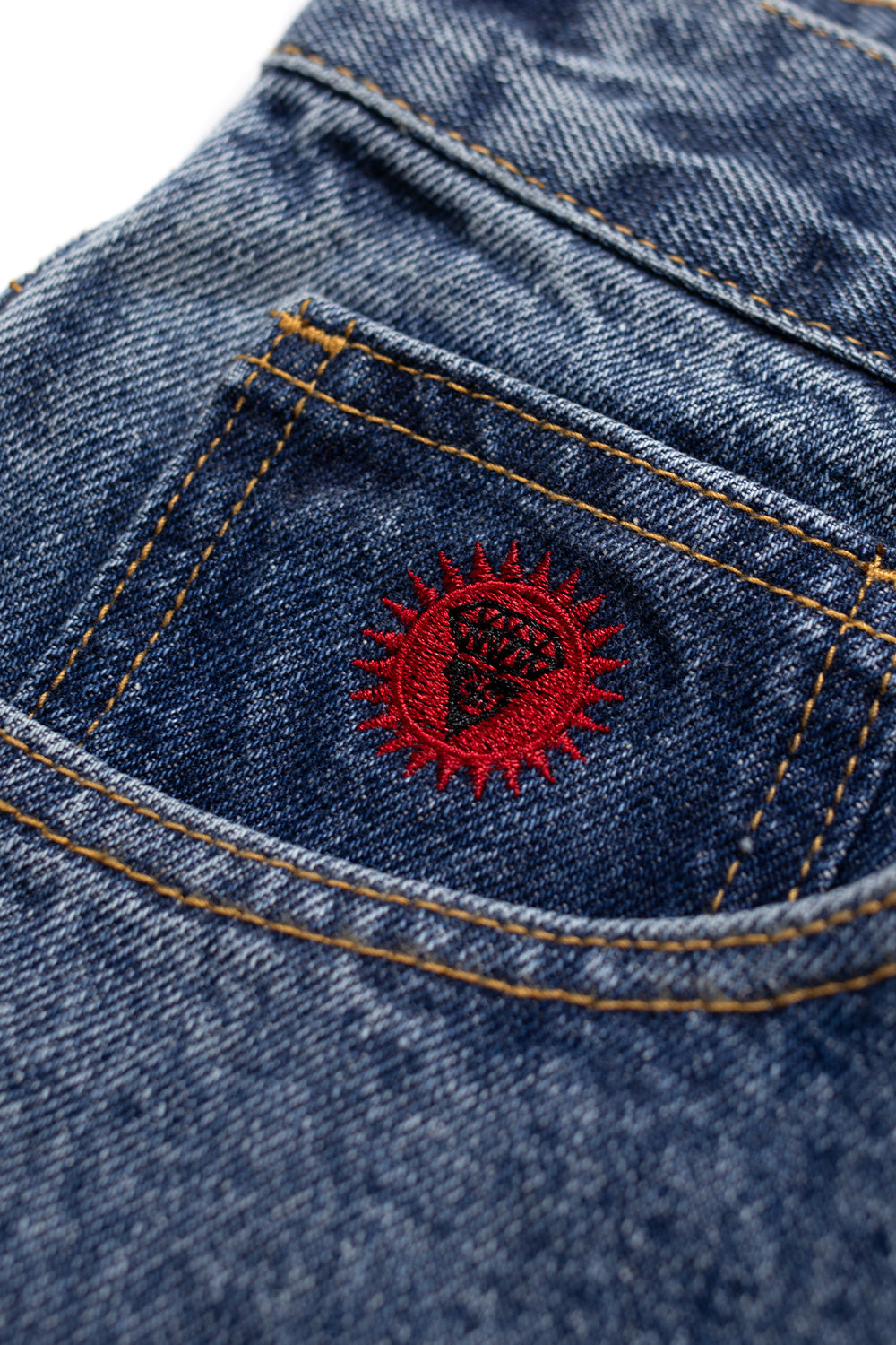 Detailaufnahme des Running Dog Prints in Purple – kreativer Eye-Catcher auf hochwertigem Baumwoll-Denim.