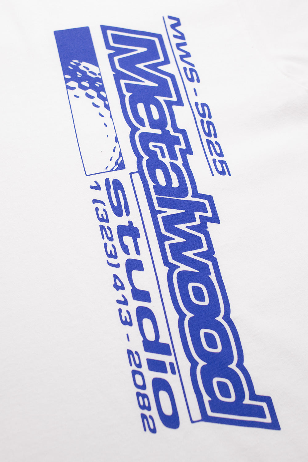 Frontalansicht des Metalwood Studio LA Brea Shop T-Shirt White – Weißes Unisex-T-Shirt aus 100% Baumwolle mit markantem Grafikdruck und urbanem Streetwear-Style.