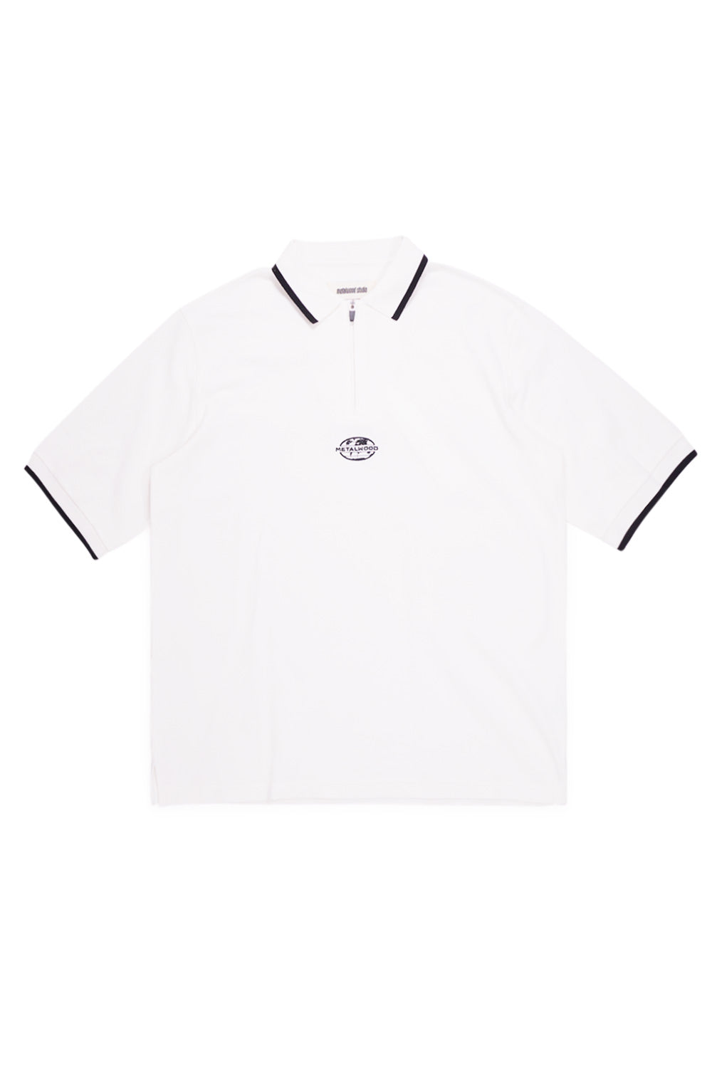 Metalwood Studio World Class Zip Polo White – Oversized Passform aus hochwertigem Baumwoll-Piqué mit gesticktem Logo für einen modernen Golf- und Streetwear-Look.