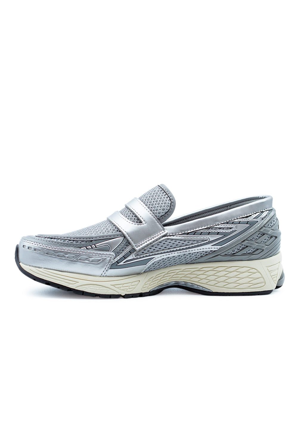 Lateral profile of the New Balance 1906L sneaker loafer highlighting 860v2 sole unit, layered synthetic panels and hybrid formal-sport design in silver and neutral tones.