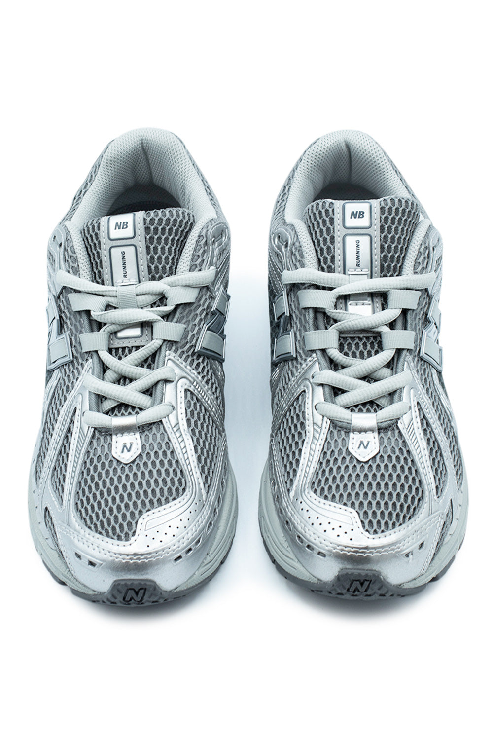 New Balance 1906R Sneaker – Harbor Grey, Silver Metallic und Concrete für einen minimalistischen und modernen Look mit maximalem Komfort.
