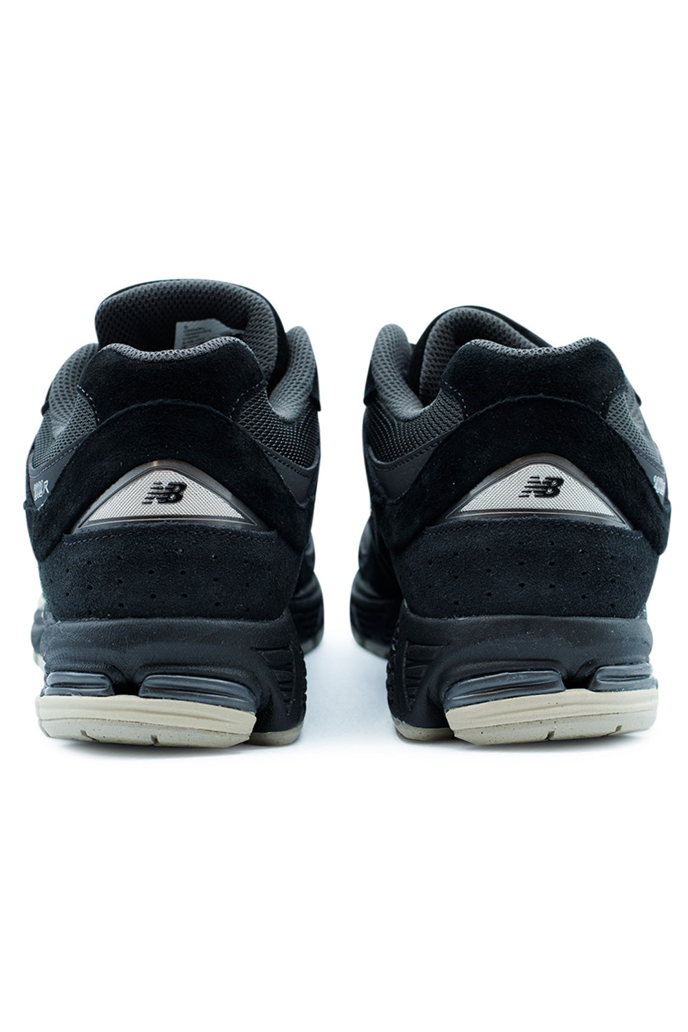 New Balance 2002R Sneaker – Black Timberwolf White colorway with premium pigskin suede, breathable mesh, and shock-absorbing N-ergy sole.