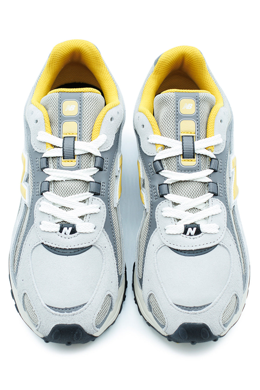 Unisex New Balance 204L Raincloud Baroque Gold sneakers, multi-layer suede and mesh construction blending retro 70s aesthetics with modern comfort.