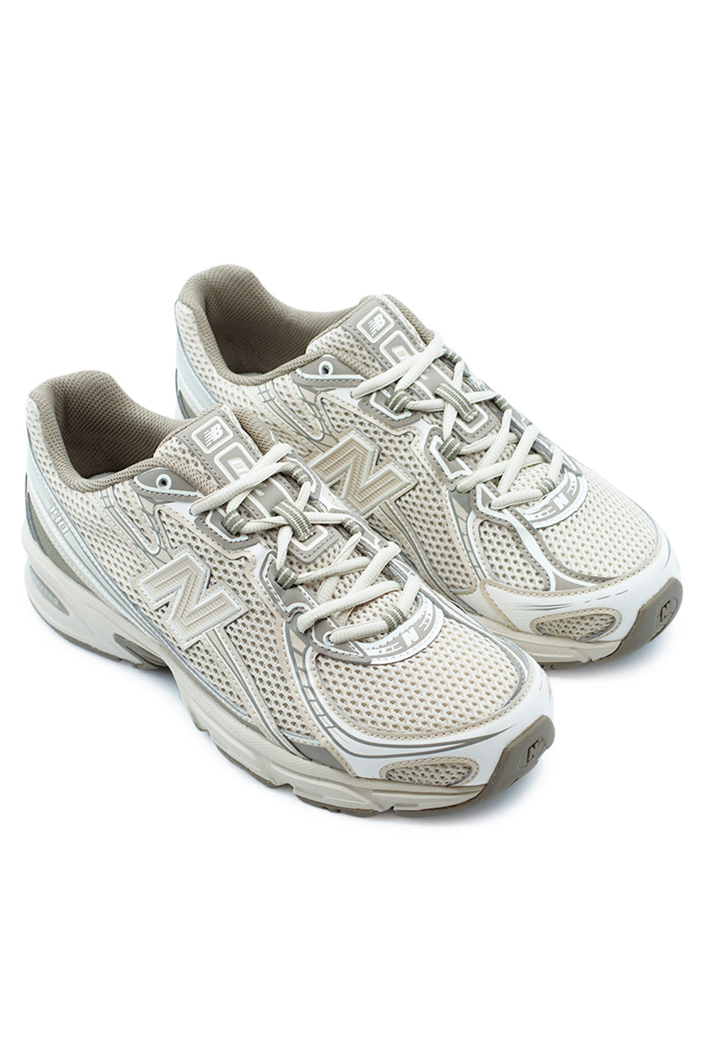 Angled view of New Balance 740 lifestyle sneakers with Y2K aesthetic, combining two-tone mesh panels, synthetic overlay details and classic running heritage for modern streetwear wear.