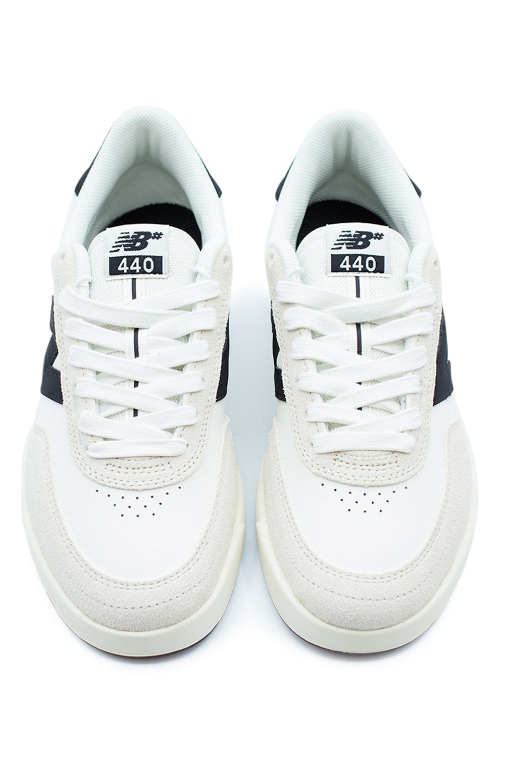 Robuster New Balance Numeric 440 V2 – Suede-, Leder- und Mesh-Obermaterial für optimale Haltbarkeit und Atmungsaktivität während des Trainings.