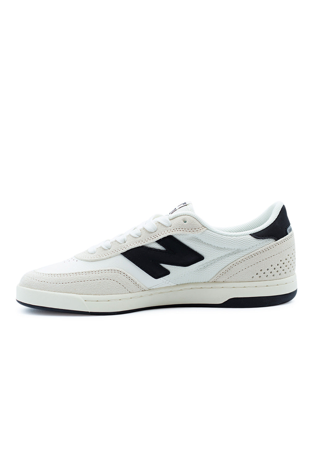New Balance Numeric 440 V2 Sea Salt/Black – Vielseitiger Skate-Schuh mit ABZORB-Mittelsohle für außergewöhnlichen Komfort und Dämpfung bei langen Sessions.