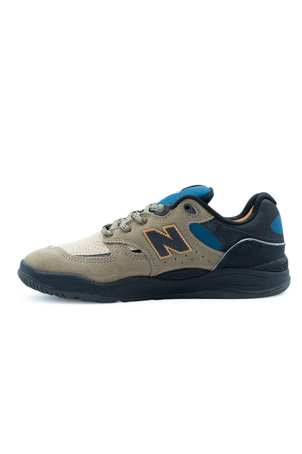 New Balance Numeric 1010 – Tiago Lemos Signature Schuh in edlem Mushroom-Ton mit schwarzem Branding und reaktionsfreudiger FuelCell-Technologie.
