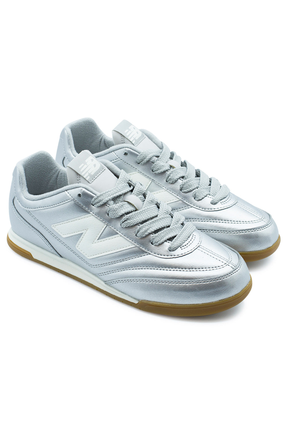 New Balance RC42 Silver Metallic Sea Salt – New Balance Sportschuhe in silbernem Metallic-Finish für einen modernen Look und beste Performance.
