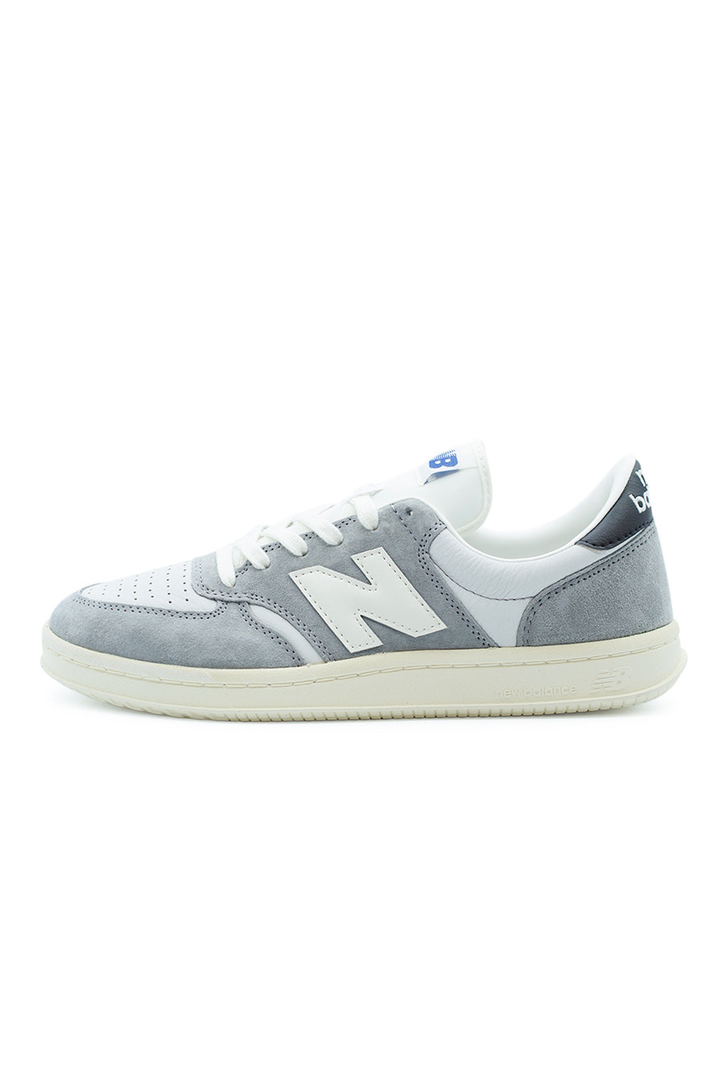 Seitenansicht des New Balance T500 Sneakers in Slate Gray mit Retro-inspirierter Silhouette und cleanem Tennis-Style