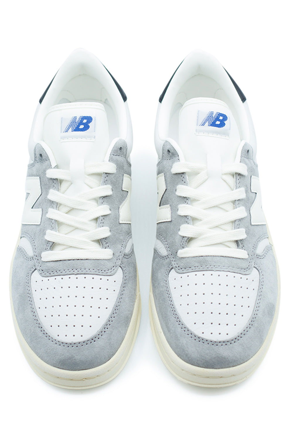 Frontalansicht des New Balance T500 Schuhs mit klassischer Schnürung und neutralem Farbton für vielseitige Outfits