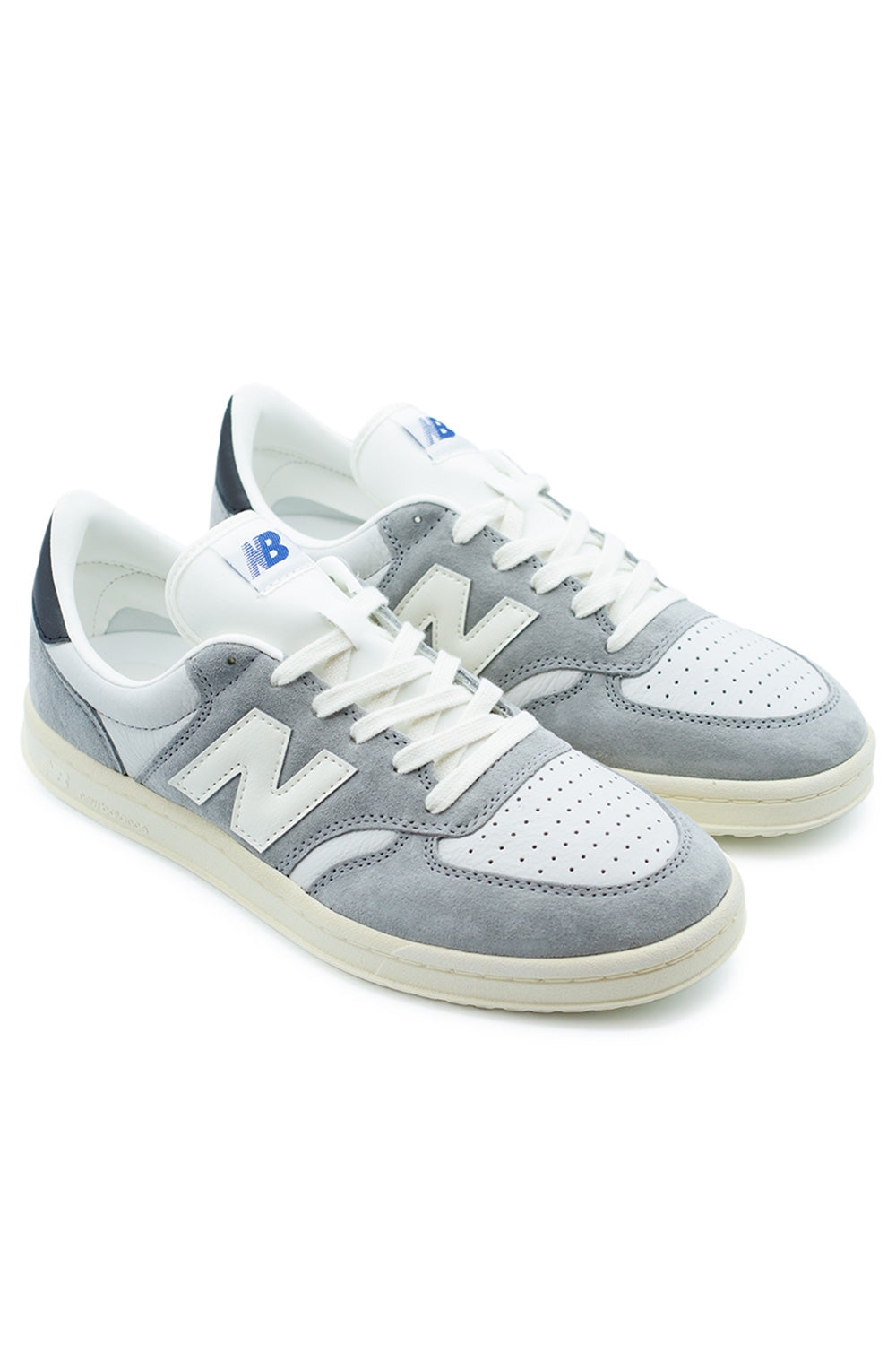 Außenprofil des T500 Sneakers mit dezenter Farbpalette: Slate Gray, Reflection und Angora in harmonischer Kombination