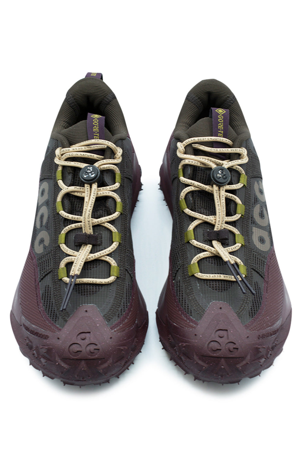 Nike ACG Mountain Fly 2 Low GTX in Velvet Brown Black – Der perfekte Outdoorschuh mit innovativer Gore-Tex-Membran für maximale Traktion und Komfort.
