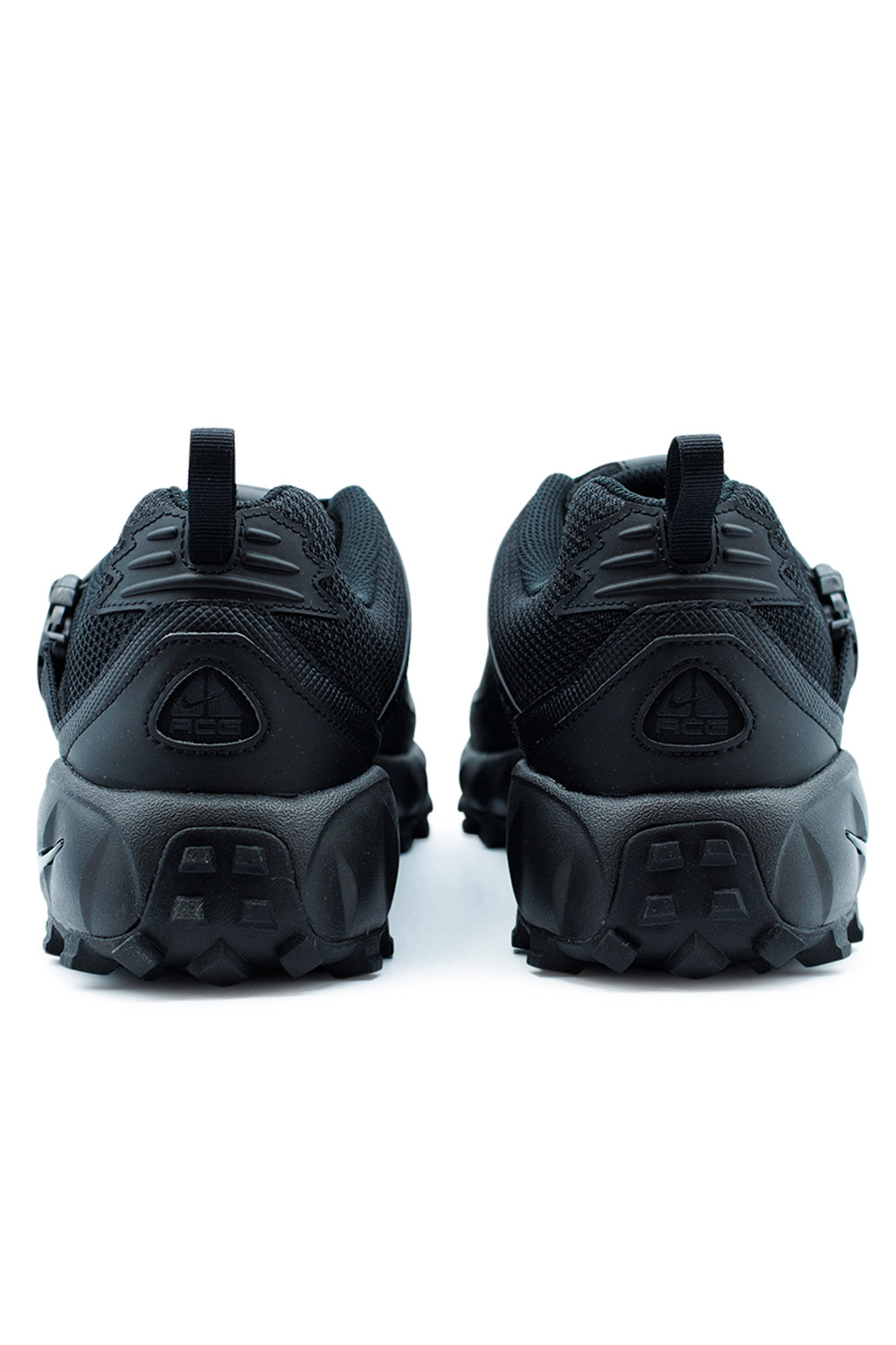 Nike ACG Phassad Sneaker – triple black trail-inspired shoe with protective lace shroud, Nike Air cushioning, and abrasion-resistant build.