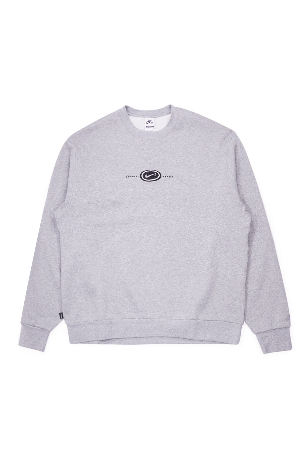 Nike SB Koston Crewneck Grey Heather, loose-fit men’s sweatshirt with embroidered chest graphic, reflective details, and soft fleece lining.