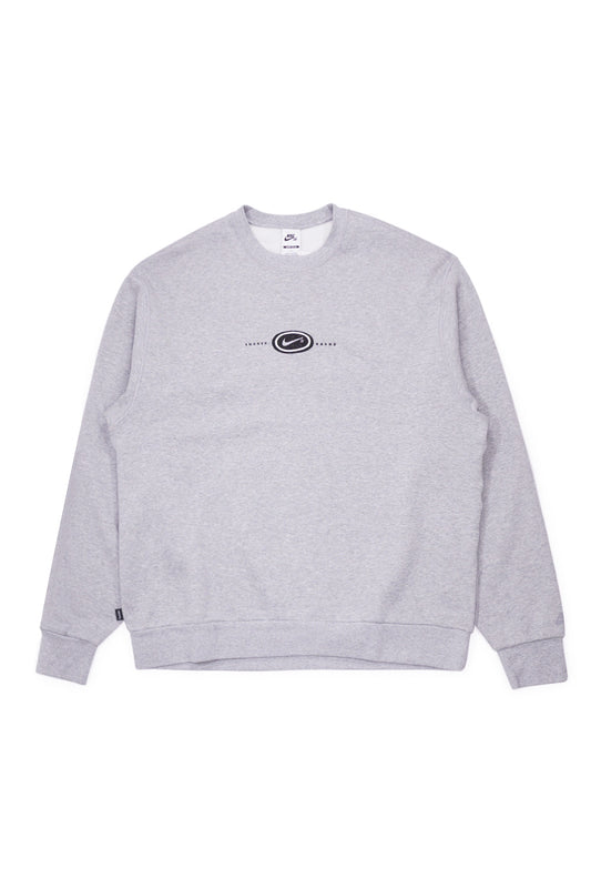 Nike SB Koston Crewneck Grey Heather, loose-fit men’s sweatshirt with embroidered chest graphic, reflective details, and soft fleece lining.
