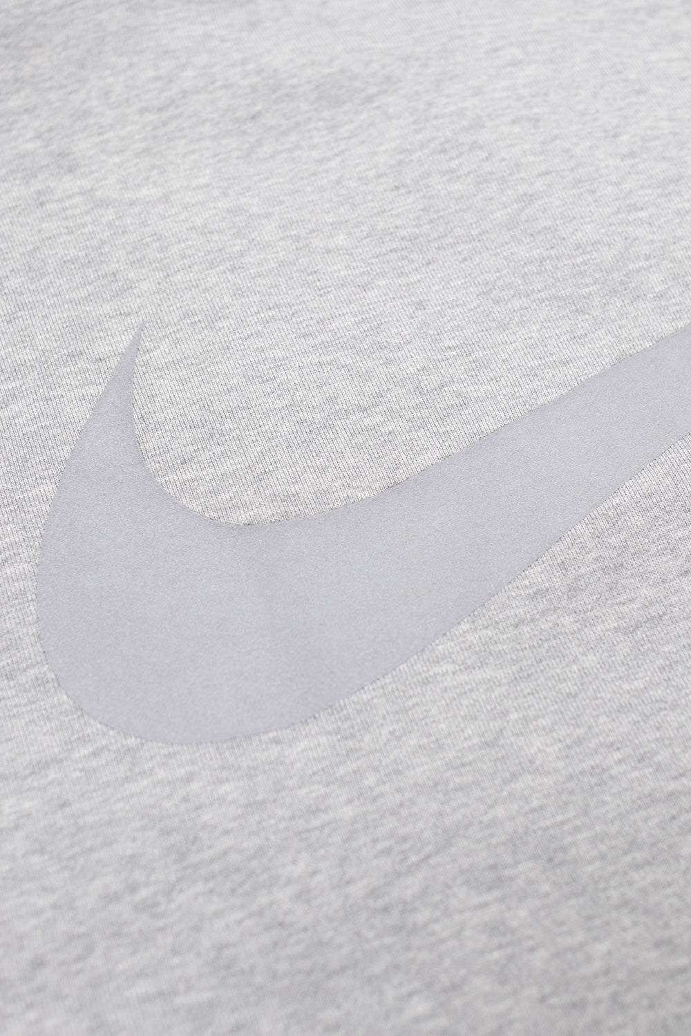 Unisex Nike SB Koston Crewneck Grey Heather, part of the Eric Koston collection with reflective sleeve print and cozy fleece interior.