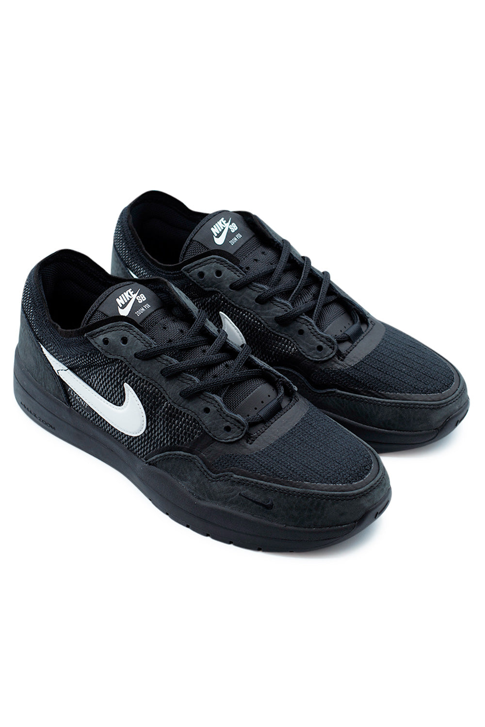Nike SB PS8 Black White Black skate sneakers in three-quarter view, combining Flyknit flexibility, leather reinforcement and lightweight foam midsole